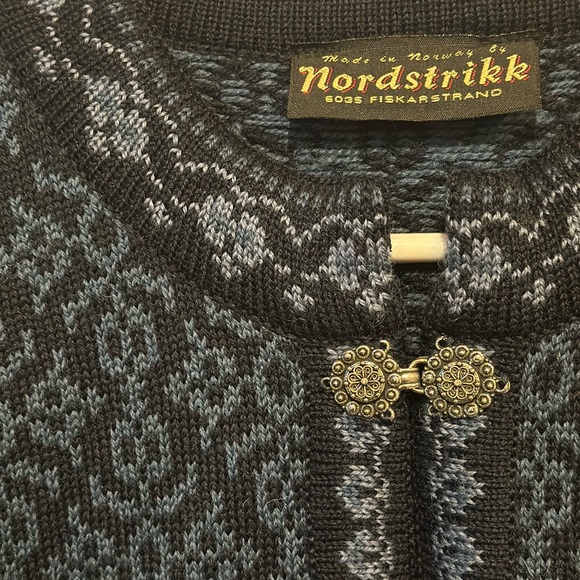 Stunning Women's Nordstrikk wool cardigan, size Large EUC - Picture 2 of 4